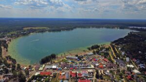 Jezioro Białe Okuninka 2026. Plaże, atrakcje, noclegi i dojazd z Chełma